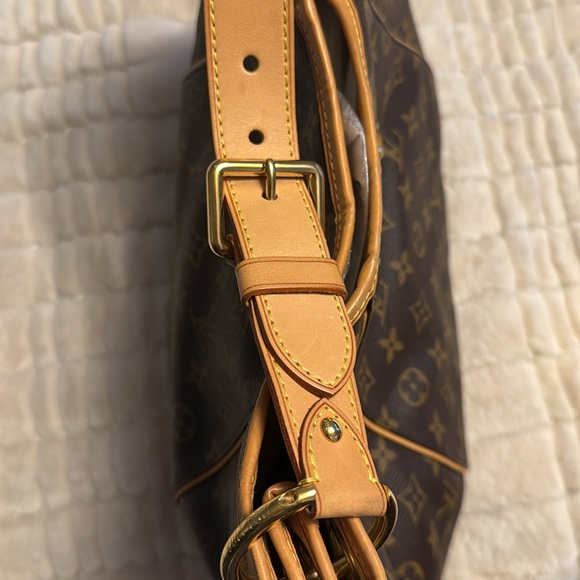 Louis Vuitton - Picture 9 of 10